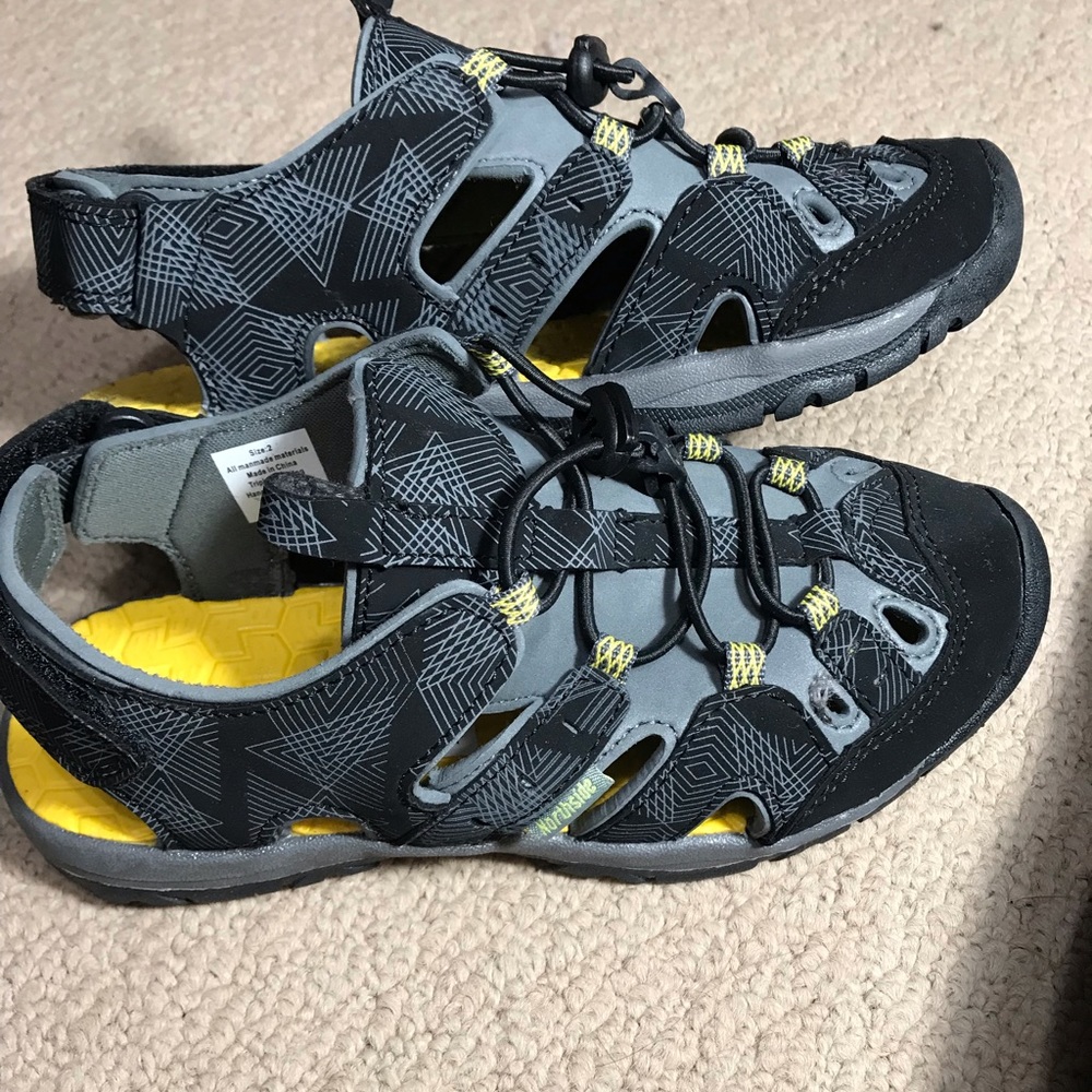 Northside Kids Size 2 Sneaker / Water Shoe Velcro